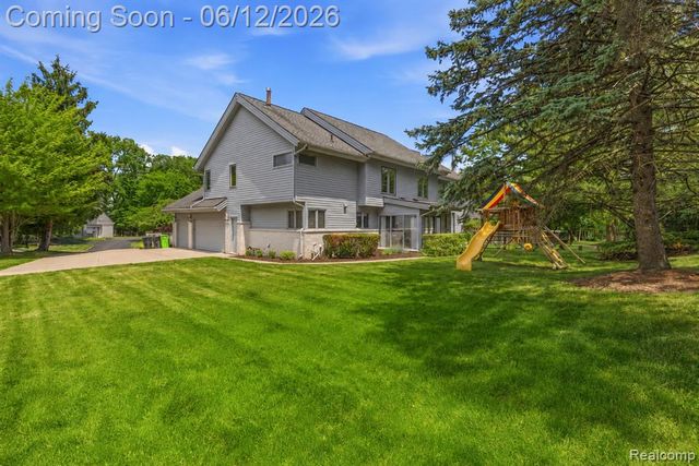 4057 Fox Lake Drive, Bloomfield Hills, MI 48302
