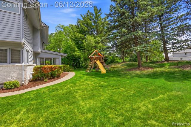4057 Fox Lake Drive, Bloomfield Hills, MI 48302