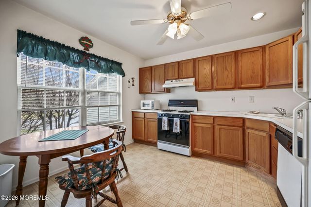 38 Hemlock Way, Freehold, NJ 07728