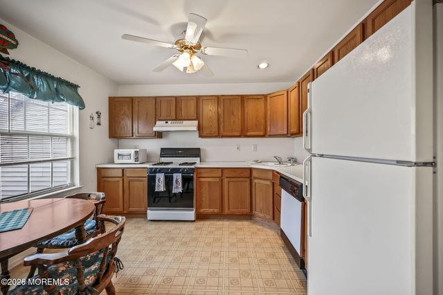 38 Hemlock Way, Freehold, NJ 07728