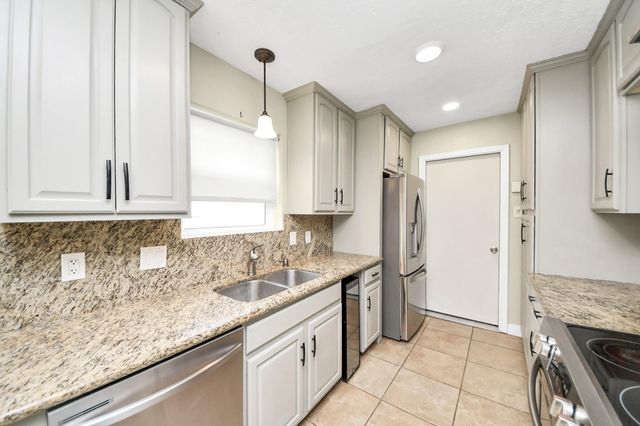 1104 N Heron Drive, Seabrook, TX 77586