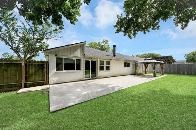 1104 N Heron Drive, Seabrook, TX 77586