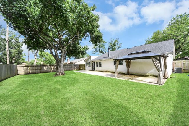 1104 N Heron Drive, Seabrook, TX 77586