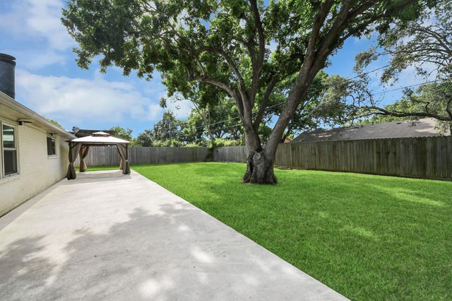 1104 N Heron Drive, Seabrook, TX 77586