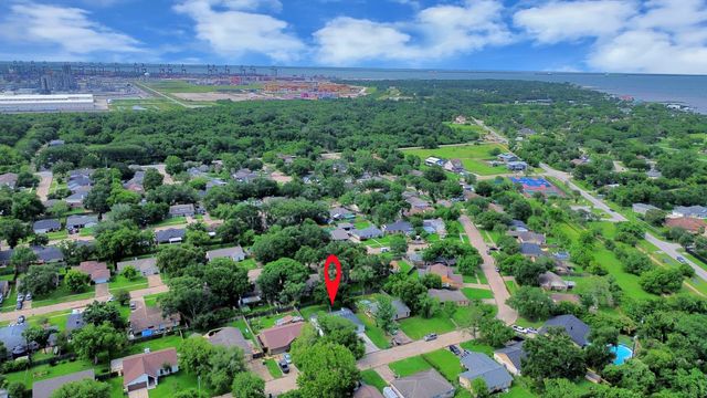 1104 N Heron Drive, Seabrook, TX 77586