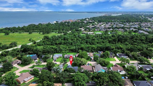 1104 N Heron Drive, Seabrook, TX 77586