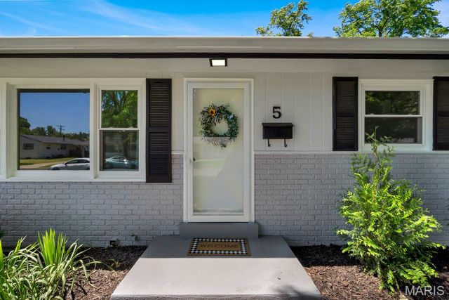 5 Manor Drive, Florissant, MO 63031