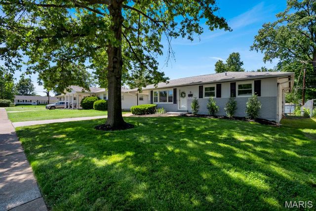 5 Manor Drive, Florissant, MO 63031