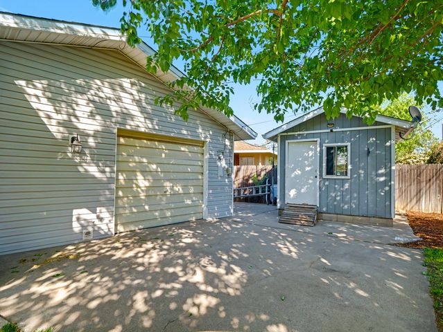 1005 Grissom Court, Redding, CA 96002