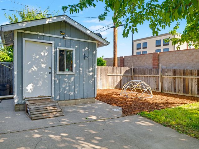 1005 Grissom Court, Redding, CA 96002