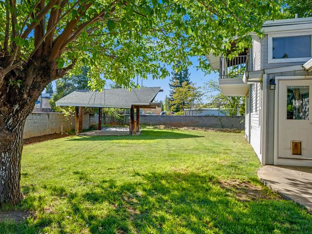 1005 Grissom Court, Redding, CA 96002