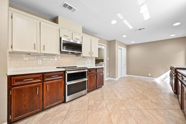 207 Leisurewoods DR, Buda, TX 78610