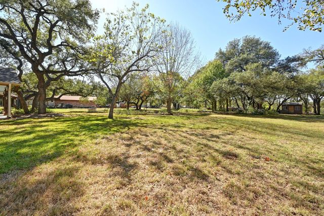 207 Leisurewoods DR, Buda, TX 78610
