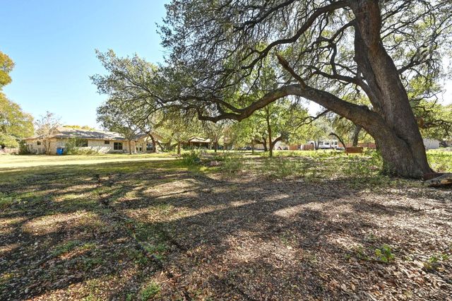 207 Leisurewoods DR, Buda, TX 78610