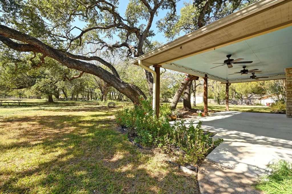 207 Leisurewoods DR, Buda, TX 78610