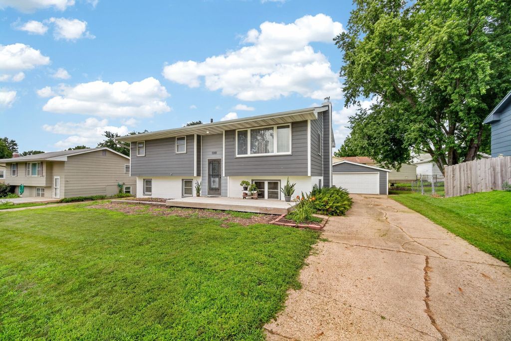 1301 Meadow Drive, Norwalk, IA 50211