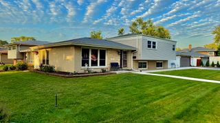 2181 PLAINFIELD Drive, Des Plaines, IL 60018