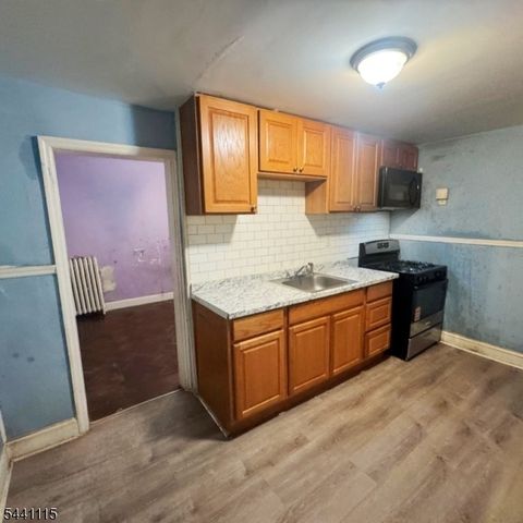 129 Smith St, Newark City, NJ 07106