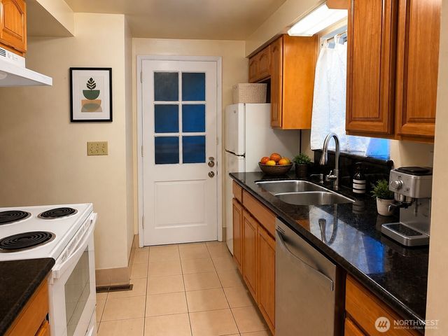 5208 Sand Point Way NE, Seattle, WA 98105