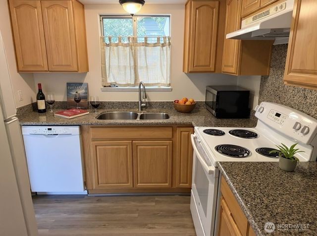 5208 Sand Point Way NE, Seattle, WA 98105