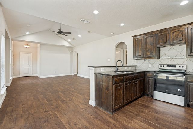 207 Ennis Street, Waxahachie, TX 75165