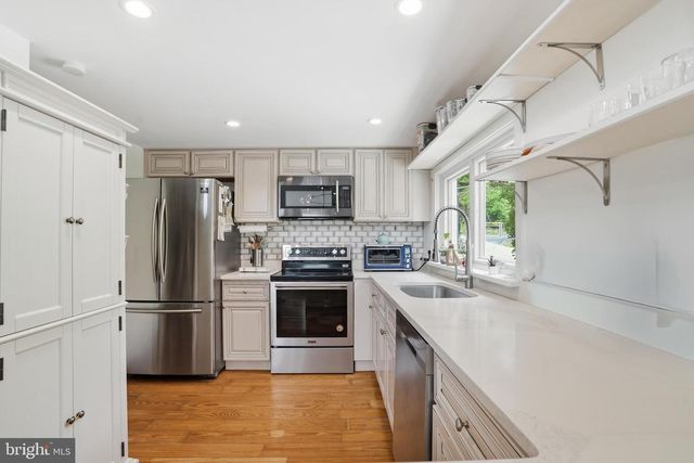 2037 HARTS LN, Conshohocken, PA 19428