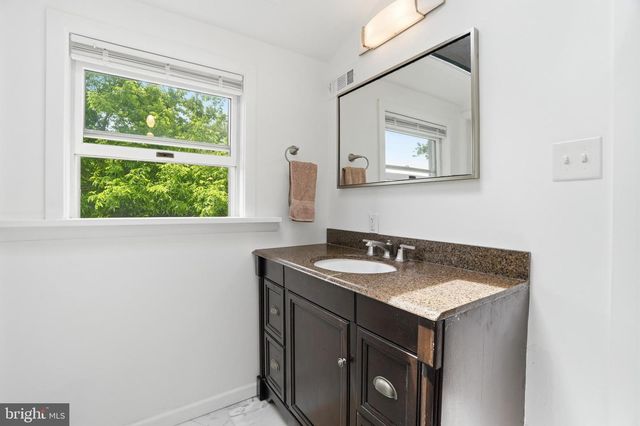 2037 HARTS LN, Conshohocken, PA 19428