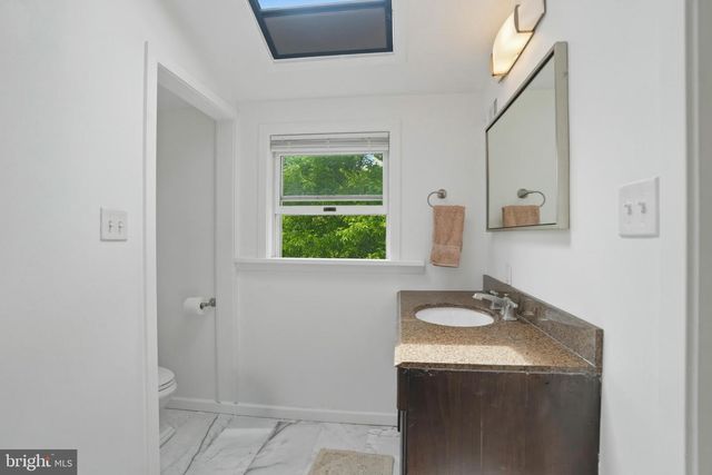 2037 HARTS LN, Conshohocken, PA 19428