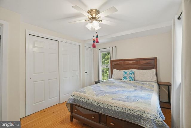 2037 HARTS LN, Conshohocken, PA 19428