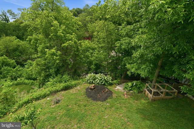 2037 HARTS LN, Conshohocken, PA 19428
