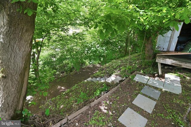 2037 HARTS LN, Conshohocken, PA 19428