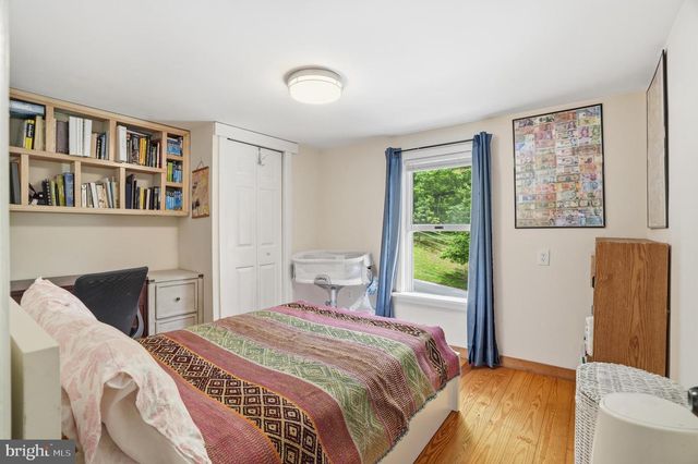 2037 HARTS LN, Conshohocken, PA 19428