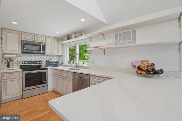 2037 HARTS LN, Conshohocken, PA 19428