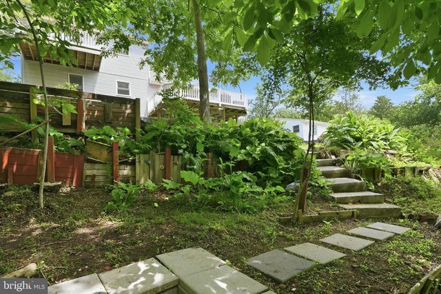 2037 HARTS LN, Conshohocken, PA 19428