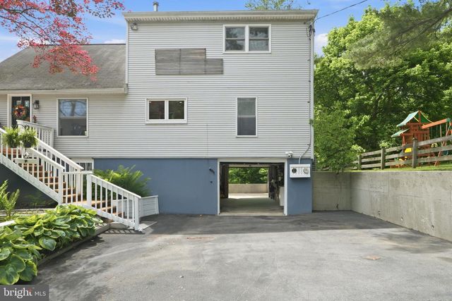 2037 HARTS LN, Conshohocken, PA 19428