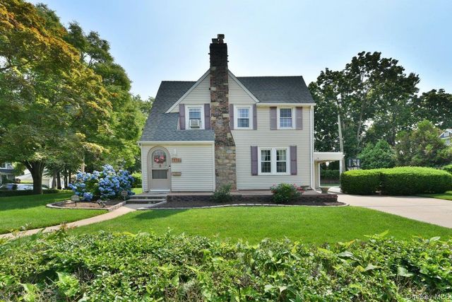 112 Cambridge Avenue, Stewart Manor, NY 11530