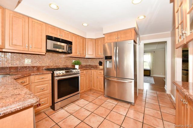 112 Cambridge Avenue, Stewart Manor, NY 11530