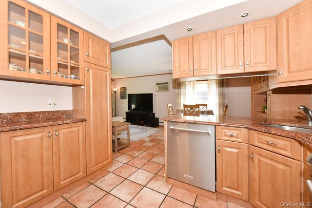 112 Cambridge Avenue, Stewart Manor, NY 11530