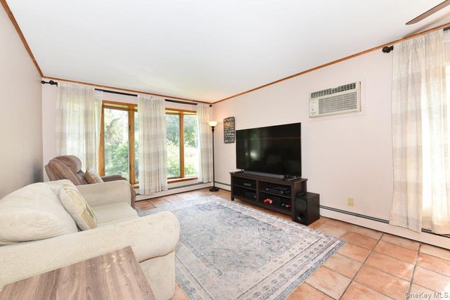 112 Cambridge Avenue, Stewart Manor, NY 11530