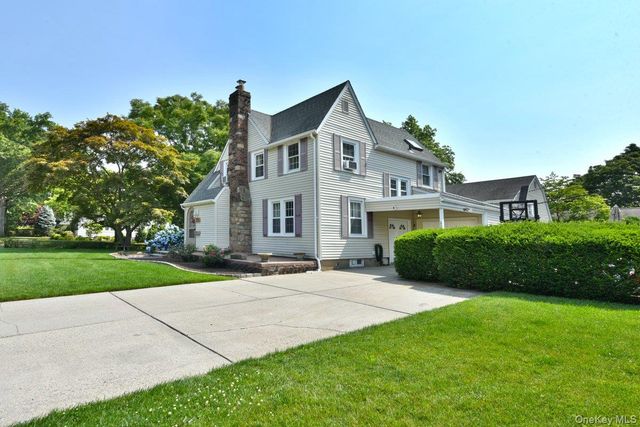 112 Cambridge Avenue, Stewart Manor, NY 11530