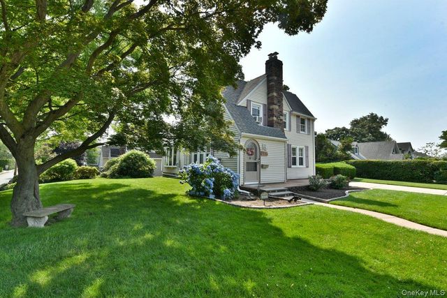 112 Cambridge Avenue, Stewart Manor, NY 11530