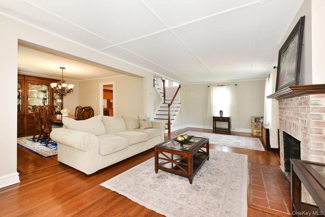 112 Cambridge Avenue, Stewart Manor, NY 11530