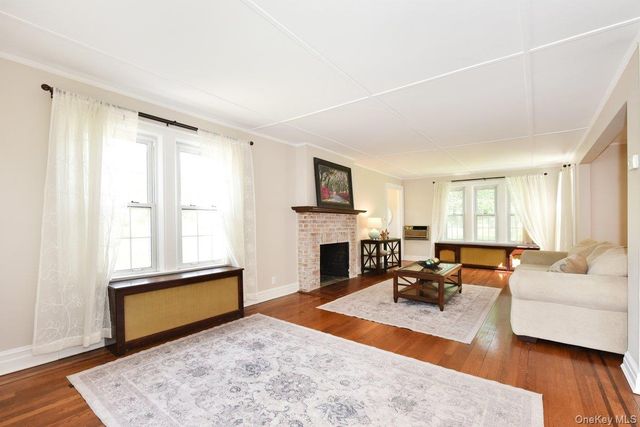 112 Cambridge Avenue, Stewart Manor, NY 11530