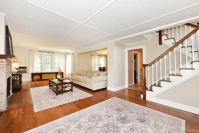 112 Cambridge Avenue, Stewart Manor, NY 11530