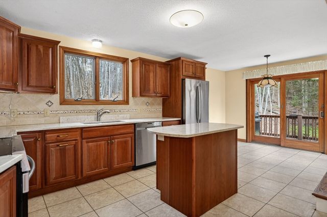 565 Langen Rd, Lancaster, MA 01523