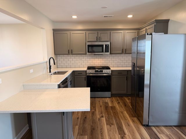 172 Presidential Boulevard 172, Oswego, IL 60543