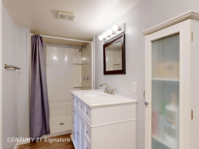 2201 N Berkshire Drive, Saginaw, MI 48603