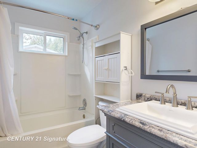 2201 N Berkshire Drive, Saginaw, MI 48603