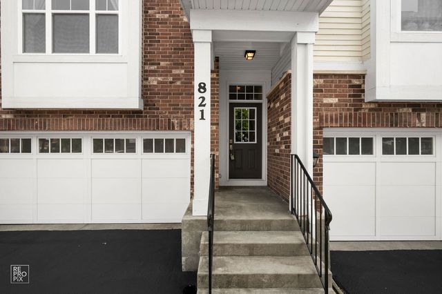 821 W Chase Lane, Palatine, IL 60067
