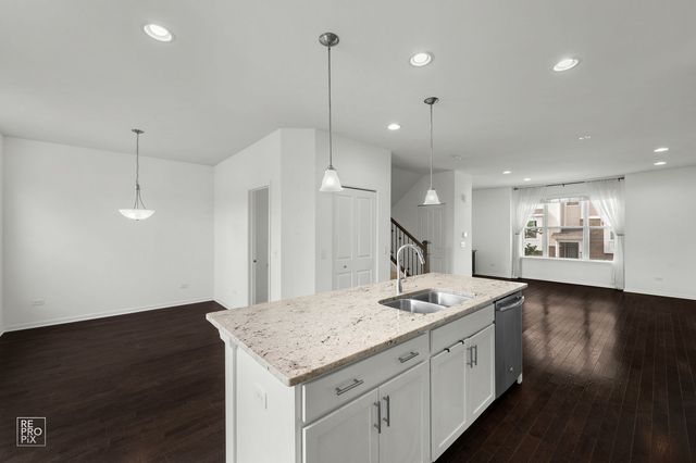 821 W Chase Lane, Palatine, IL 60067